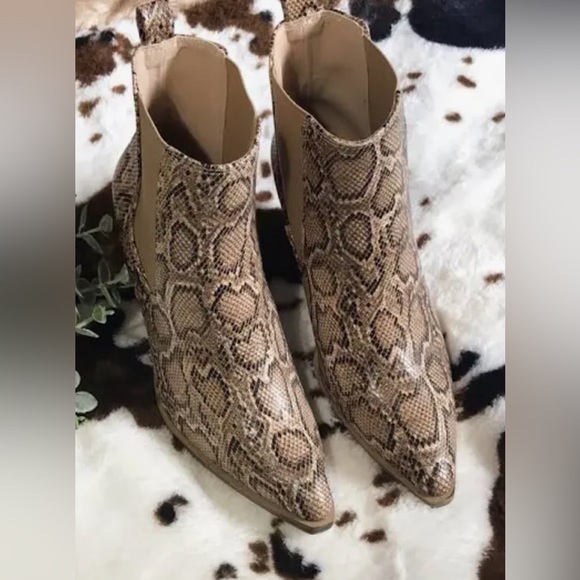 Faux snakeskin western booties - Picture 4 of 4